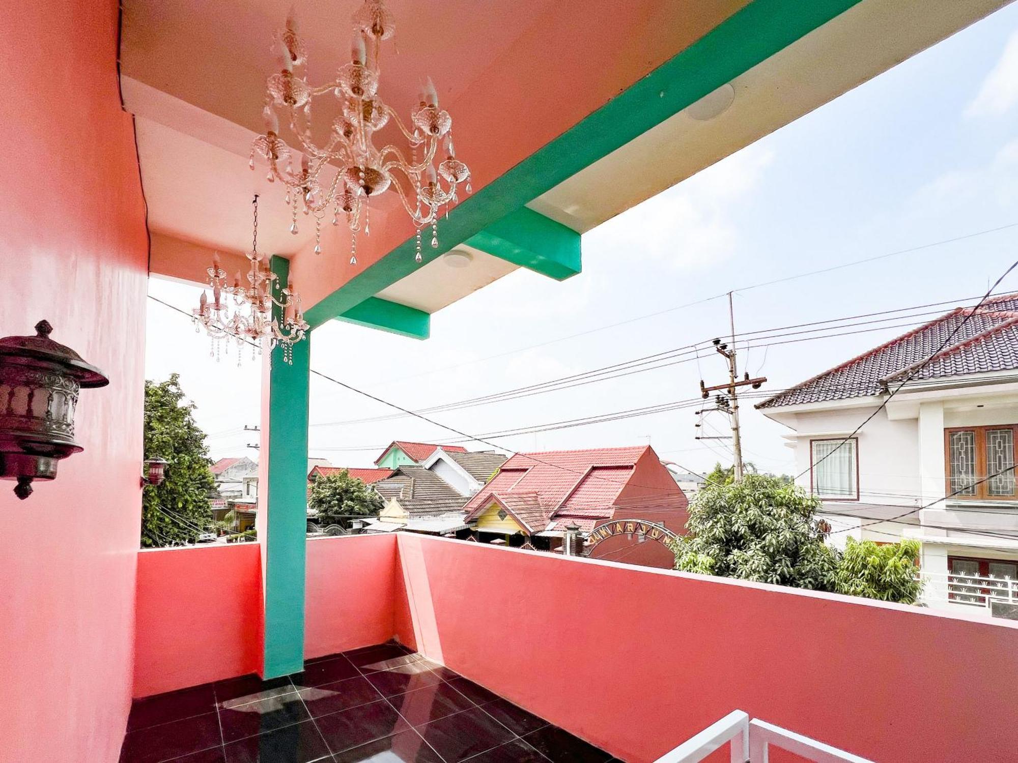 Reddoorz Near Sunrise Mall Mojokerto Eksteriør bilde