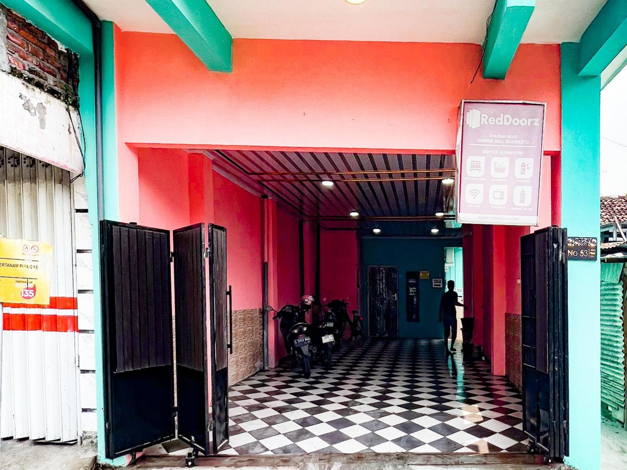 Reddoorz Near Sunrise Mall Mojokerto Eksteriør bilde