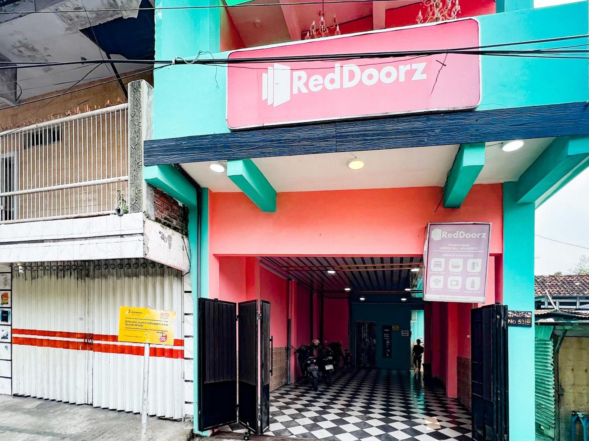 Reddoorz Near Sunrise Mall Mojokerto Eksteriør bilde