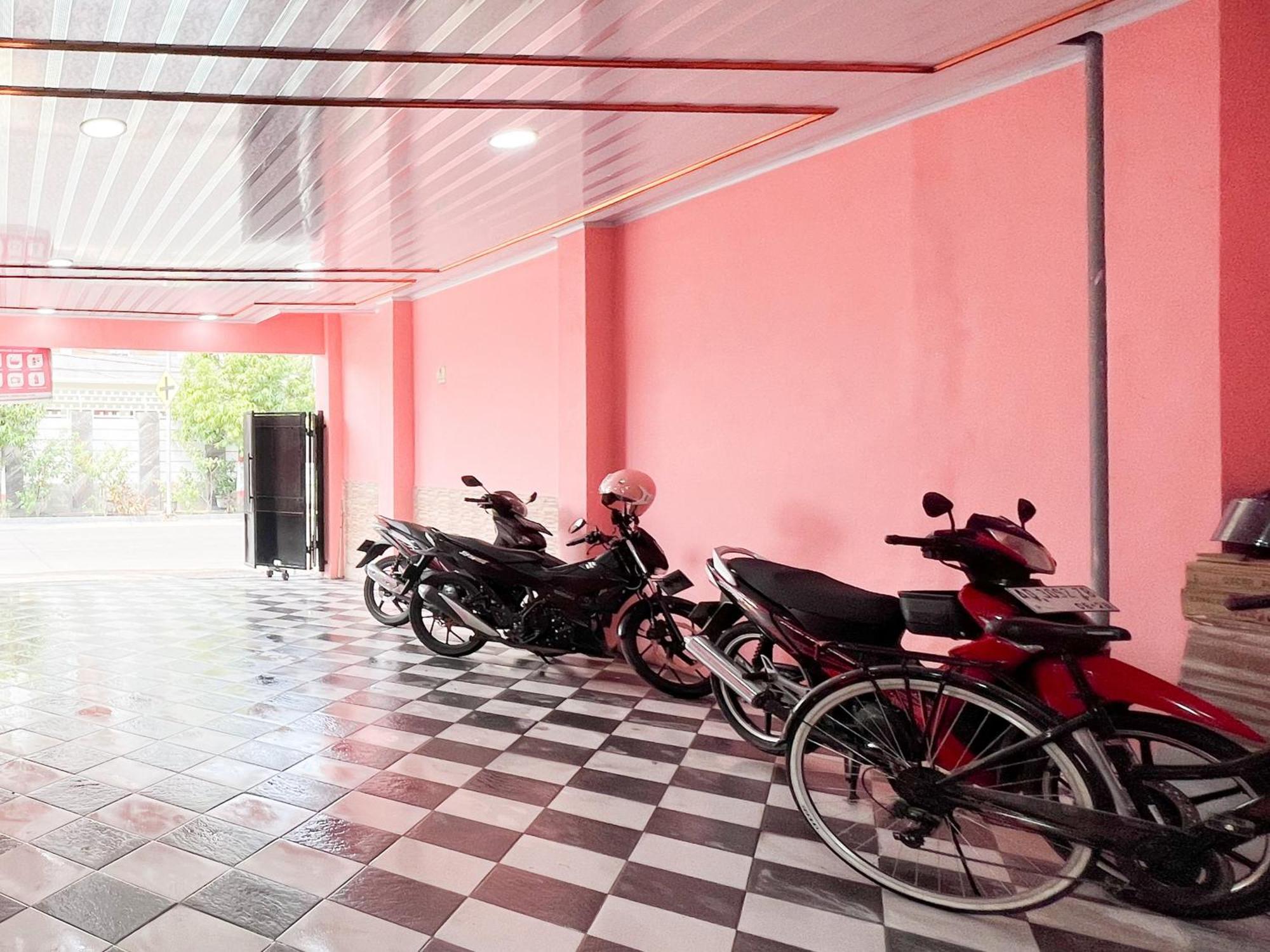 Reddoorz Near Sunrise Mall Mojokerto Eksteriør bilde